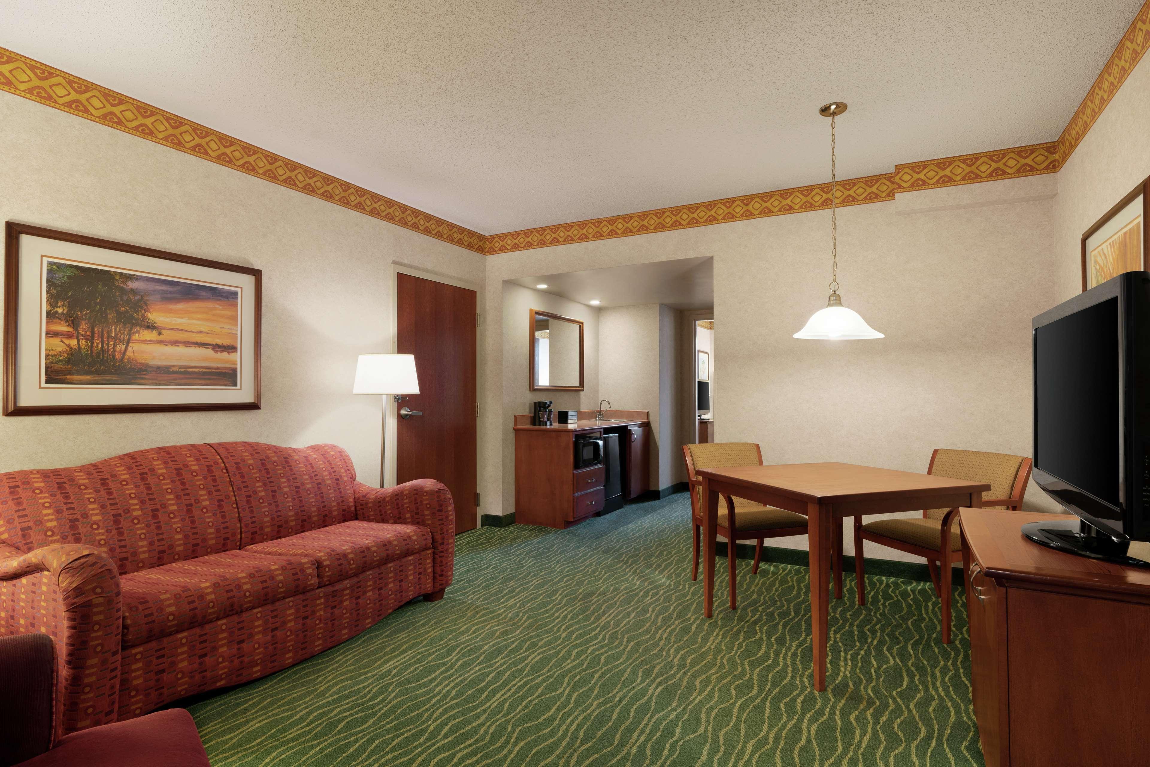 Embassy By Hilton Usf Near Busch Gardens Hotel 3*