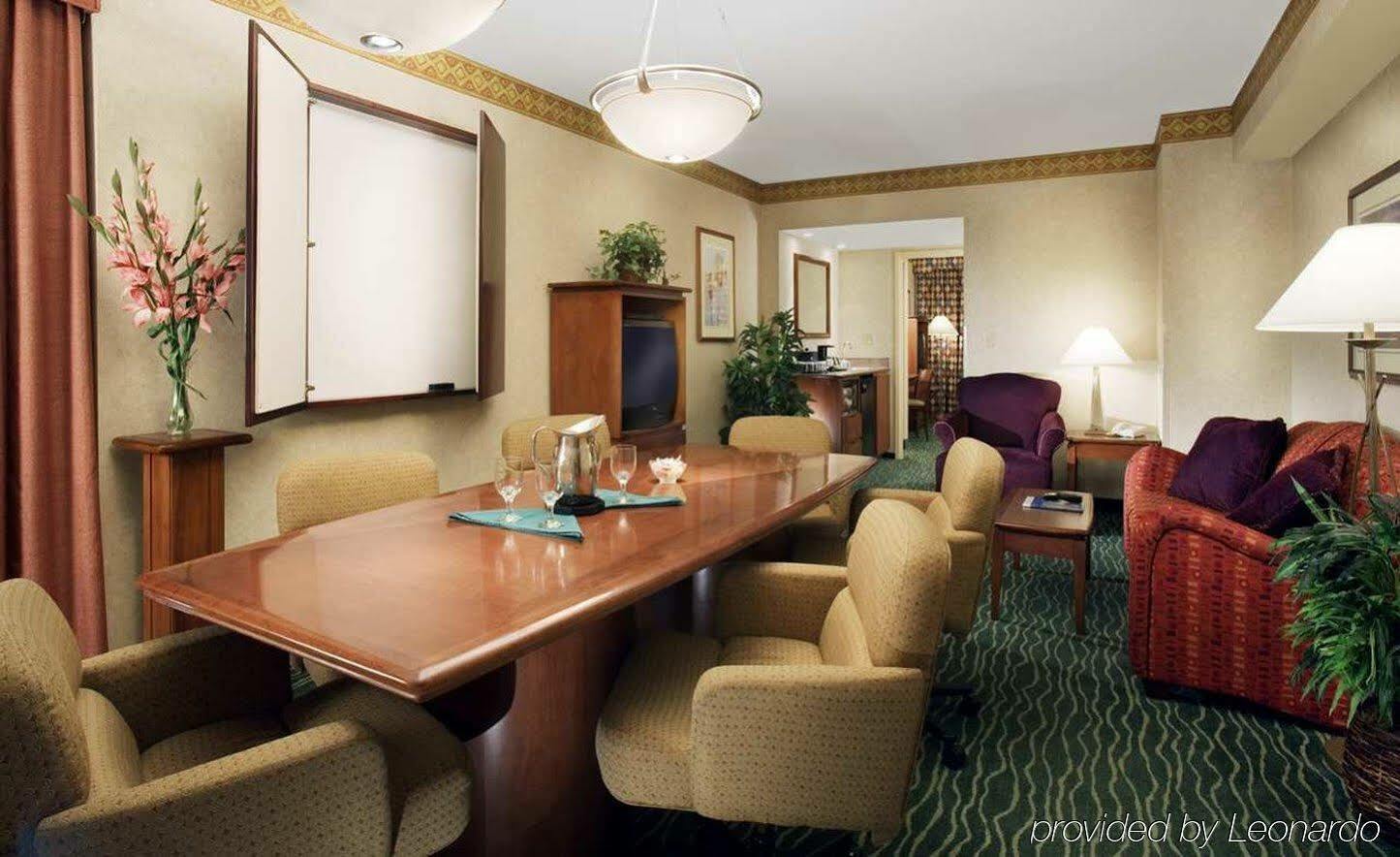 Embassy By Hilton Usf Near Busch Gardens Hotel 3*