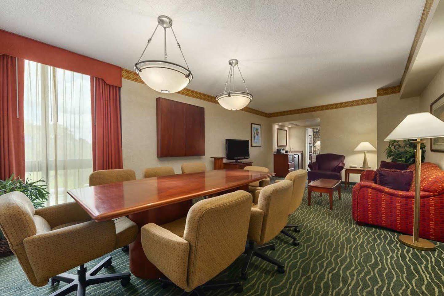 Embassy - Usf / Busch Gardens Hotel